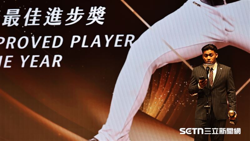 中職36年頒獎典禮，富邦悍將投手李吳永勤獲得最佳進步獎。（圖／記者劉彥池攝影）