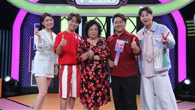 白家綺（左起）、陳孟賢、陳母「彩蓮姐」、哥哥陳昭瑋、吳東諺。（圖／公視台語台提供）