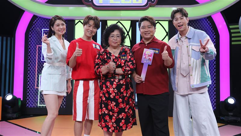 白家綺（左起）、陳孟賢、陳母「彩蓮姐」、哥哥陳昭瑋、吳東諺。（圖／公視台語台提供）