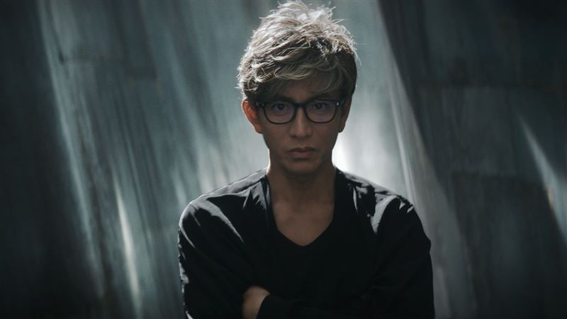 木村拓哉配戴OWNDAYS新系列「BACK in BLACK」黑框眼鏡與多焦點眼鏡。（圖／品牌業者提供）