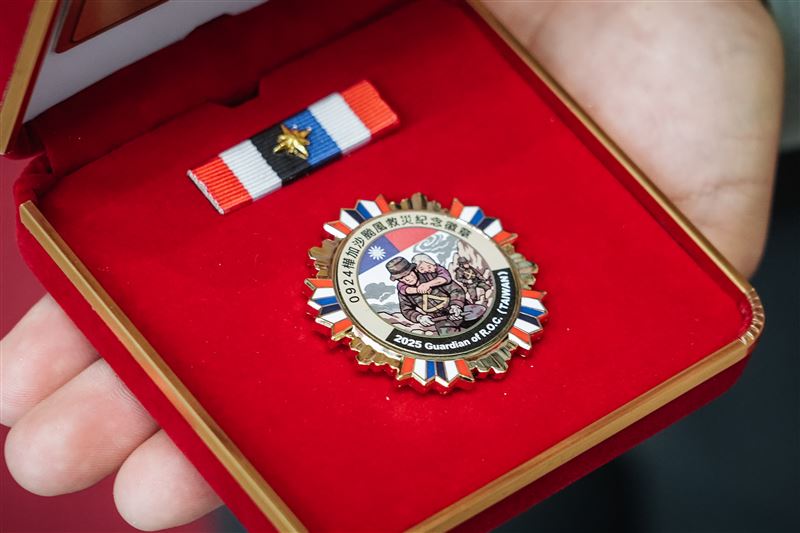 樺加沙颱風救災紀念徽章。（圖／國防部提供）