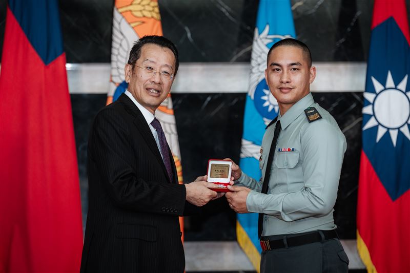 顧立雄部長頒發紀念章贈與官兵代表。（圖／國防部提供）