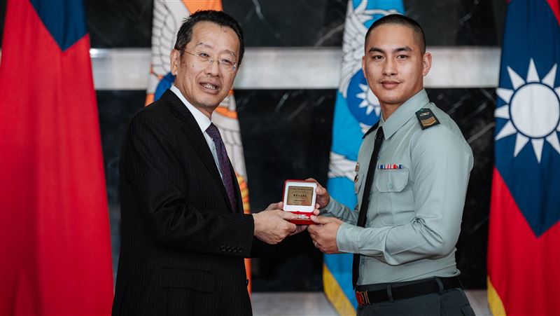 樺加沙救災有功 顧立雄親頒百官兵紀念章