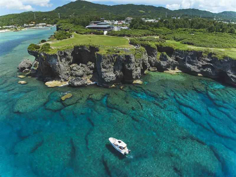 沖繩海麗客蘭尼萬座毛遊船從海上欣賞奇岩之美。（圖／業者提供）