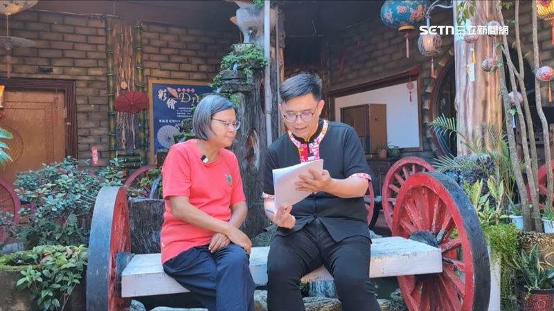 員賴瑞隆特地來到客庄，跟客語老師學客家話