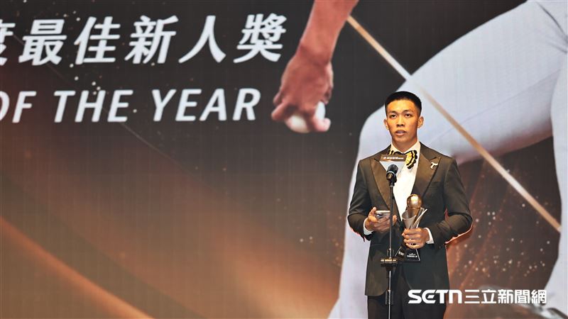 中職36年頒獎典禮，台鋼雄鷹投手林詩翔拿下最佳新人獎。（圖／記者劉彥池攝影）