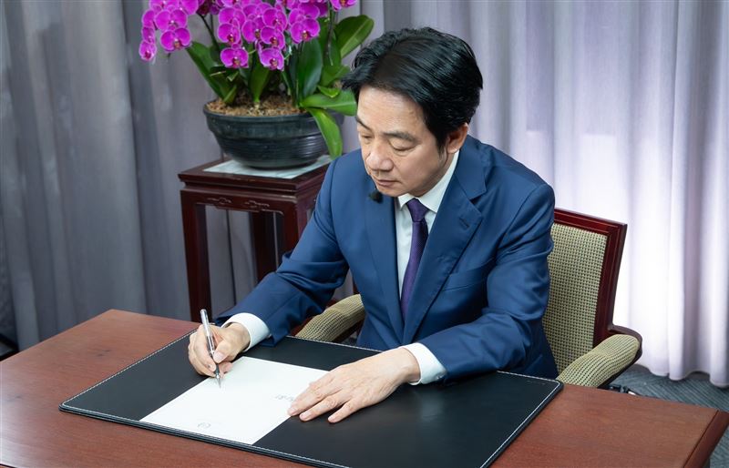 總統賴清德勗勉北部地區救災部隊，並透過手寫卡片表達對國軍投入災後復原工作的肯定與感謝（圖／總統府提供）