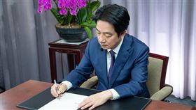 總統賴清德勗勉北部地區救災部隊，並透過手寫卡片表達對國軍投入災後復原工作的肯定與感謝（圖／總統府提供） 