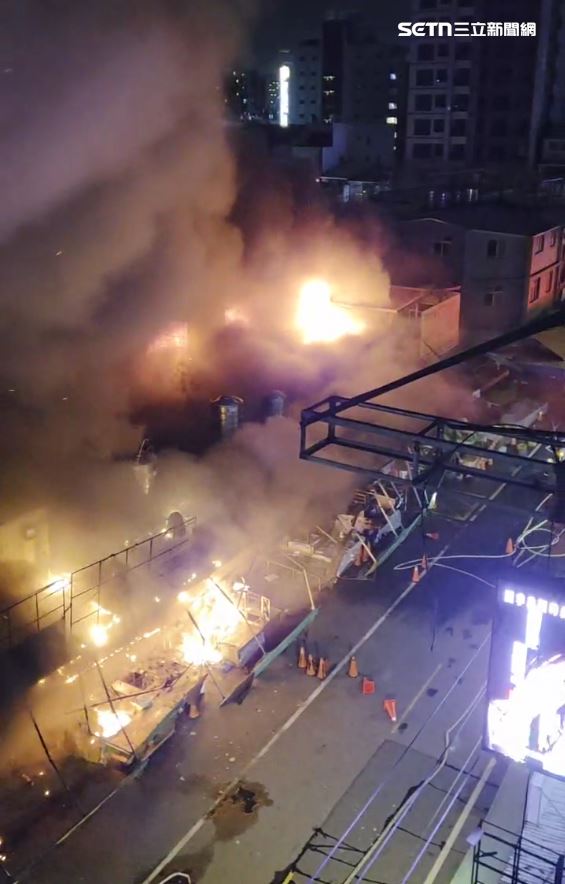 現場火勢猛烈、濃煙直竄夜空，從高處望去可見橘紅火光不斷竄出，黑煙向周邊街區快速擴散，現場狀況相當危急。（圖／翻攝畫面）