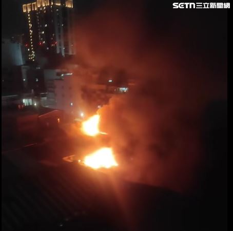 起火點疑為市場內的攤販區，起火後迅速延燒，火焰持續從屋頂竄出，大量濃煙往四面飄散，多個路段都能聞到刺鼻燒焦味。（圖／翻攝畫面）