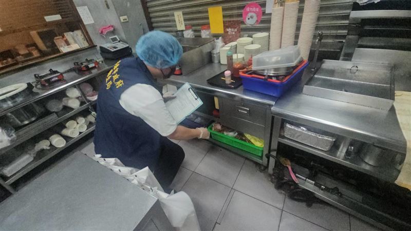 衛生局人員前往店面稽查。（圖／衛生局提供）