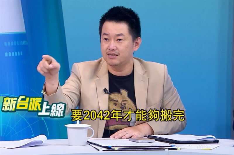 陳柏惟警告，大里垃圾山依目前「日減量」計算，至少要到2042年才能清完。（圖／翻攝自新台派上線）