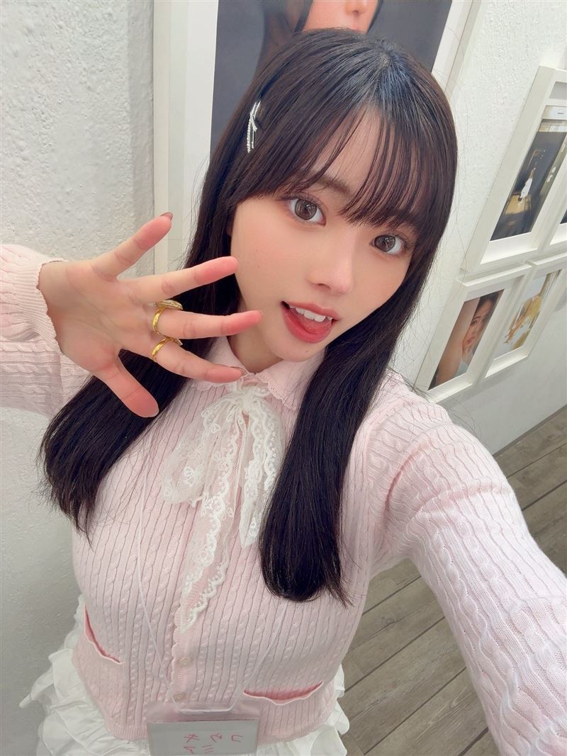 神喜美亞每天都要看A片，久而久之就對這個世界感到非常有興趣，最後主動向片商Faleno集團應徵成為了女優。（圖／翻攝自神喜美亞Ｘ）