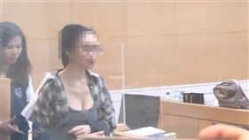 太子集團「爆乳特助」劉純妤以15萬交保, 最後笑著離開引發外界熱議。（圖／翻攝畫面）