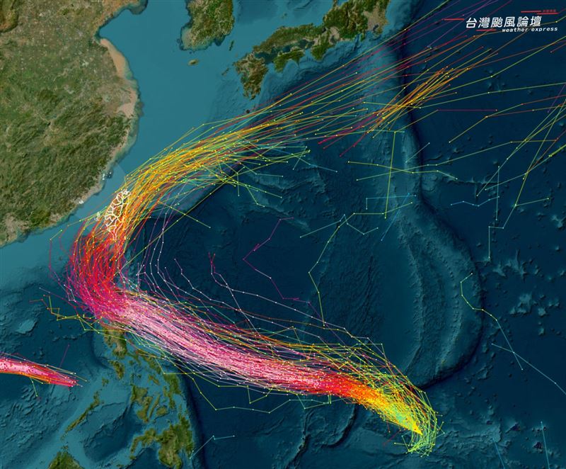 鳳凰颱風在穿越呂宋島後有機會北轉、朝台灣方向靠近。（圖／翻攝自「台灣颱風論壇｜天氣特急」臉書）