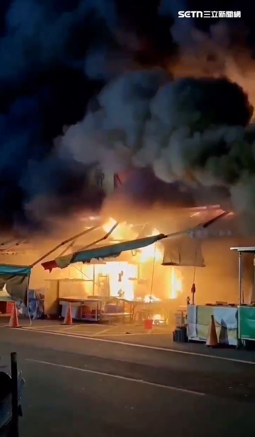 桃園南門市場大火5日晚間9點30分左右發生火災。（圖／翻攝畫面）