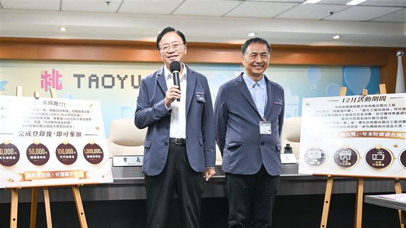桃園市長張善政宣布,推出「普發一萬.桃園百倍奉還」加碼活動。(圖/桃園市政府)