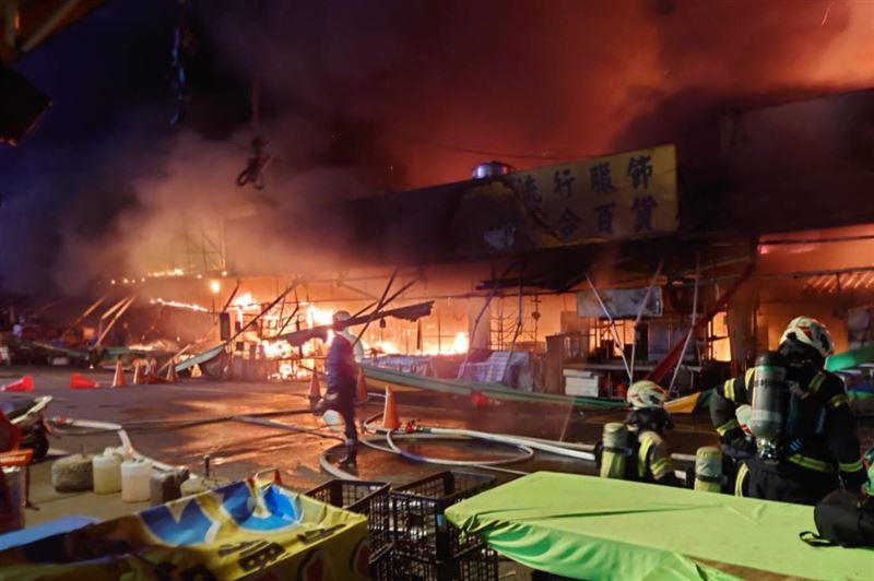 民進黨桃園市議員黃瓊慧表示，看到南門市場燒到剩下骨架，「心中真的五味雜陳」。（圖／翻攝自黃瓊慧Threads）