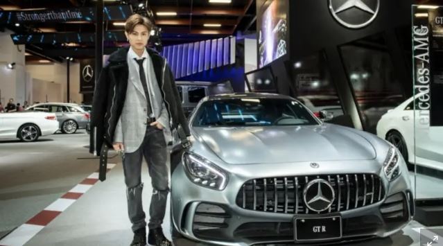 王子曾以賓士車為座駕，與《頭文字D》劇情雷同。（圖／翻攝自臉書）