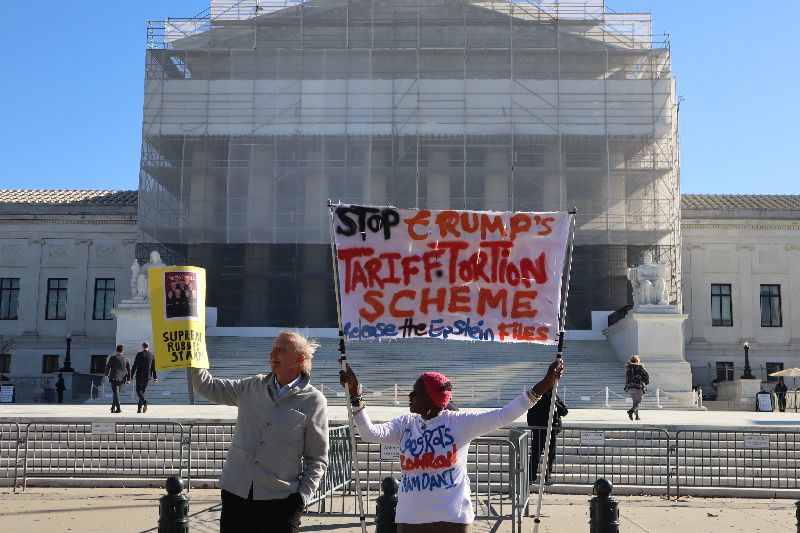 美民眾抗議關稅政策美國最高法院5日進行言詞辯論，審理美國總統川普是否有權依法加徵關稅。圖為民眾在最高法院前抗議關稅政策