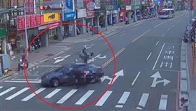 新北,三重,車禍,機車,迴轉。（圖／翻攝畫面）