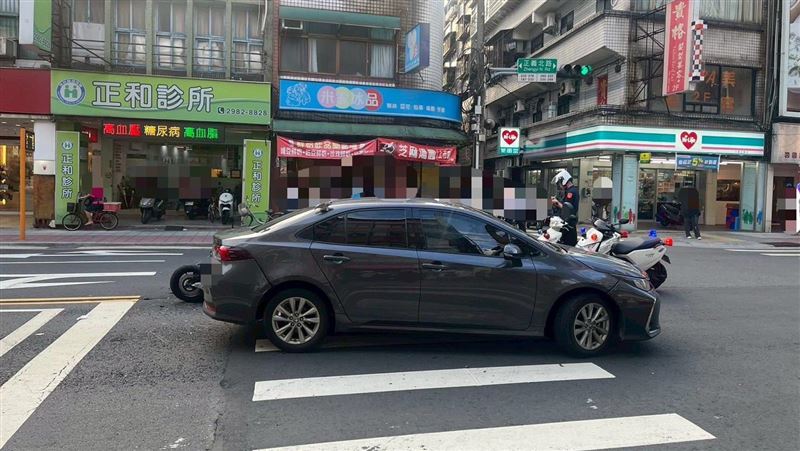新北三重正義北路、安慶街口，發生一起交通事故，汽車與機車發生碰撞。（圖／翻攝畫面）