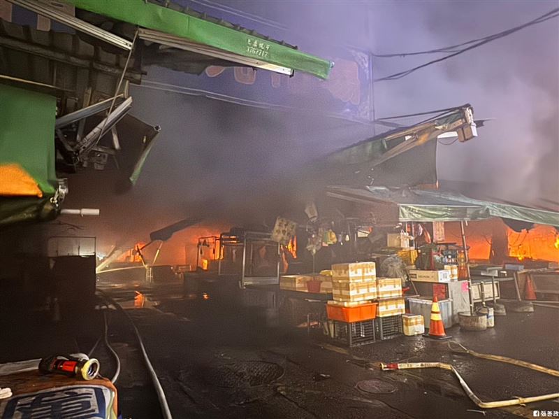 桃園市長張善政表示，南門市場大火，有2/3攤商燒毀。（圖／翻攝自張善政臉書）