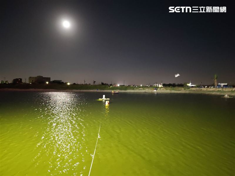 警消從白天搜尋到天黑，終於在5小時後找到人，但已為時已晚。（圖／翻攝畫面）