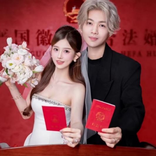 凌達樂（右）與兔兔（左）早在他走紅前就已交往，感情長跑長達8年。（圖／翻攝自微博）