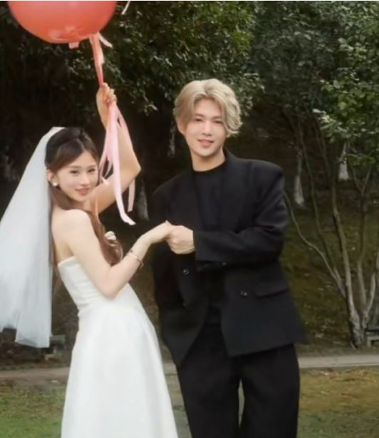 凌達樂（右）近年轉型直播帶貨成績驚人，曾在7個月內創下約3500萬元人民幣的銷售佳績。左為妻子兔兔。（圖／翻攝自微博）