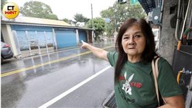 林小姐指著租屋處憤怒指出，房東的陳姓女兒以設籍在此為由，先是領走B門牌的補助金，卻疑似災後遷戶籍，再領走A門牌的補助金，更直接鎖上門窗，拒絕讓他們進入。（圖／CTWANT提供）