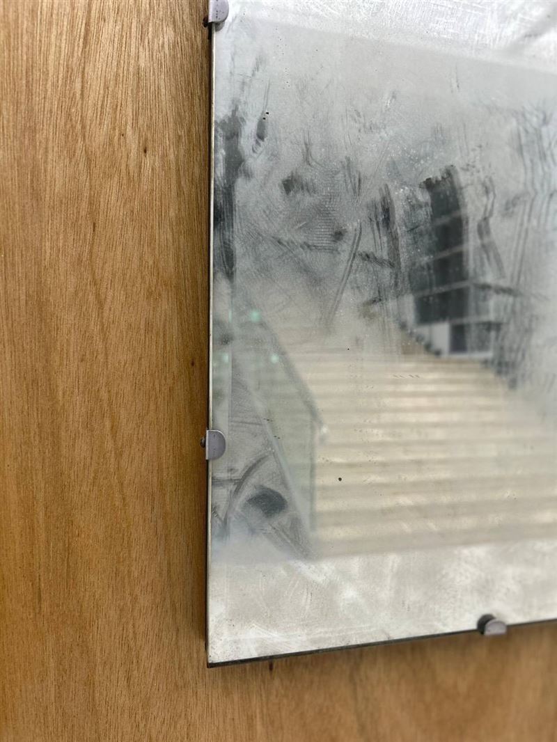 志工誤以為鏡面有髒汙，用衛生紙擦拭，導致作品受損。（圖／基隆市文化觀光局）