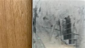 志工誤以為鏡面有髒汙，用衛生紙擦拭，導致作品受損。（圖／基隆市文化觀光局）