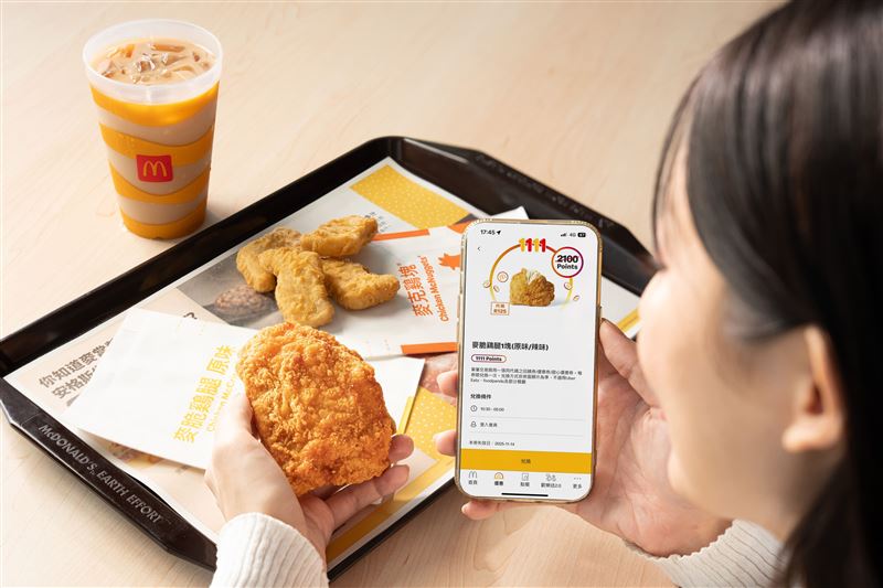 麥當勞歲末雙享祭，7大飲品買1送1，麥脆鷄腿2件只要99元。(圖／麥當勞提供)