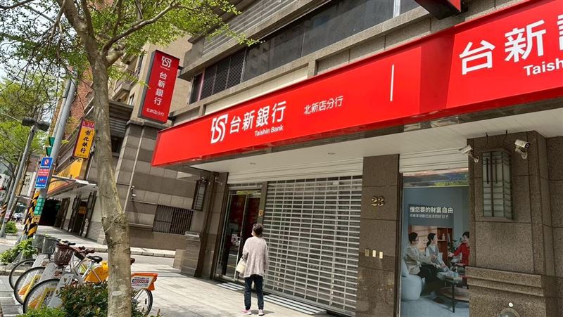 台新銀行推出「信貸限時優惠專案」, 2025年11月1日至11月11日期間申辦個人信貸,手續費只要1,111元,精選客群更可升級至十年期方案。(圖/記者余國棟攝影)