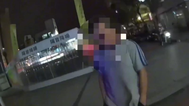 新莊男泥醉逛大街，穿梭車陣被警攔下實施管束。（圖／翻攝畫面）