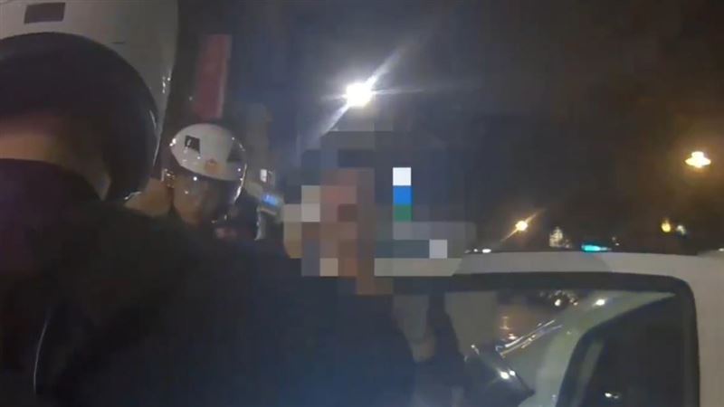 新莊男泥醉逛大街，穿梭車陣被警攔下實施管束。（圖／翻攝畫面）