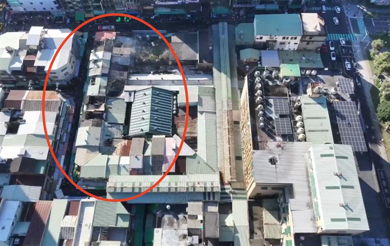 桃園市南門市場暗夜火警，一早還在冒煙。（圖／翻攝畫面）