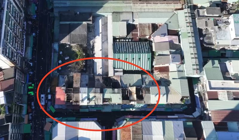 桃園南門市場火警，火勢在鐵皮屋中悶燒，屋頂燒出大黑洞。（圖／翻攝畫面）