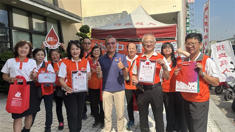 中信房屋11月於全台各地接力舉辦共8場捐血活動，從屏東率先開跑。中信房屋屏東地區經營者熱情響應。（圖／中信房屋提供）