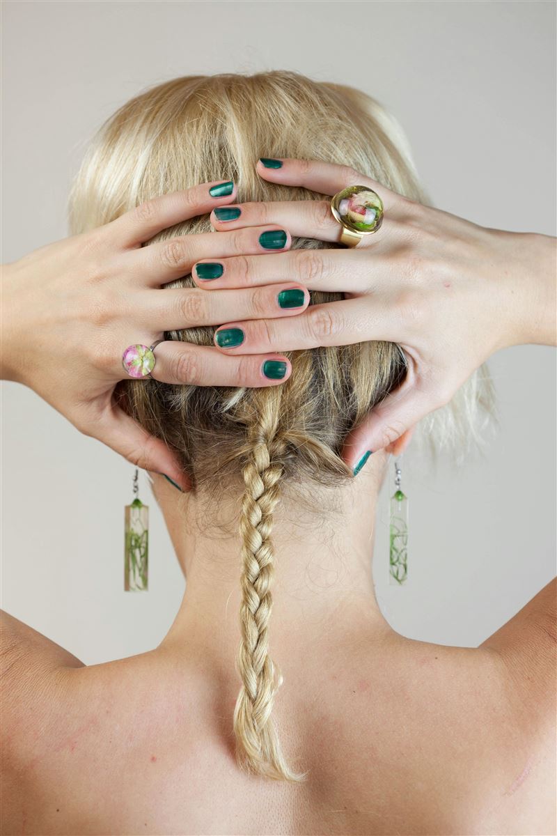 想到脖子痠痛,很多人會直覺認為是滑手機導致的「手機頸」。(示意圖/Pexels)