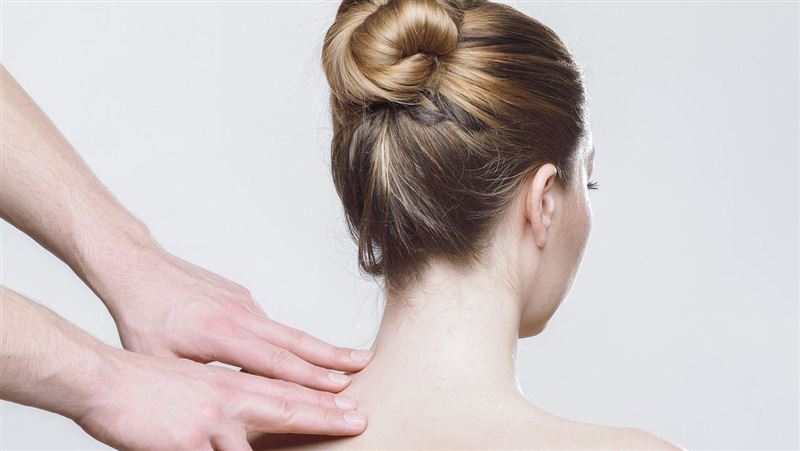 滑手機害脖子酸？「2行為」才是兇手