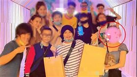 ▲黃明志女友（紅框者）的臉部都被打上馬賽克。（圖／翻攝自臉書）