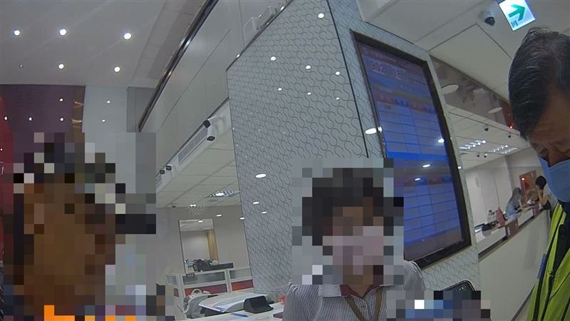 71歲朱姓老翁想投資黃金，到銀行匯款56000元給詐團，被機警行員發現攔阻並報警。(圖／翻攝畫面)