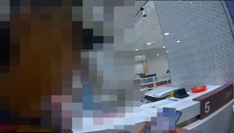 71歲老翁聽信交友網站介紹的投資群組，差點掉入誘騙陷阱。(圖／翻攝畫面)