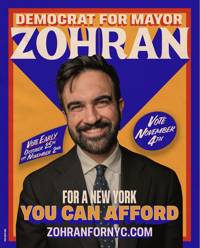 曼達尼的競選主視覺巧妙融合了紐約人熟悉的色彩：地鐵的黃色、紐約大都會隊的藍色，消防的紅。（圖／翻攝自IG @zohrankmamdani）
