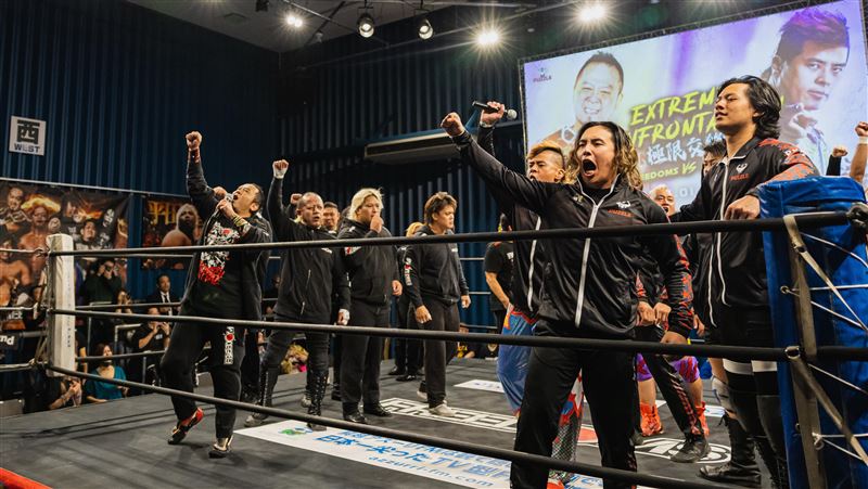 1日於日本TOKYO SQUARE In Itabashi舉行的「EXTREME CONFRONTATION 極限交鋒&ndash;東京站」中，台灣團體PUZZLE帕舒路職業摔角與日本極限派團體FREEDOMS展開正面交鋒，FREEDOMS最終以4勝2負的戰績拿下團體勝利。（圖／主辦單位提供）