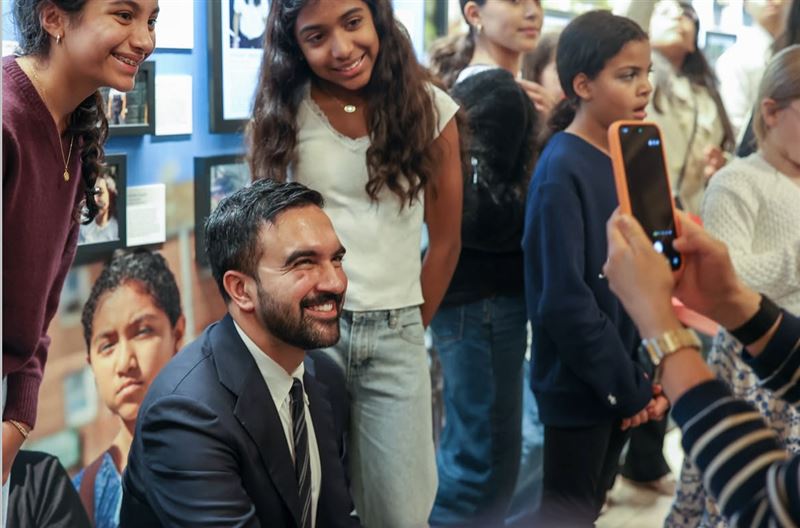 曼達尼成功的策略是走進人群，接觸年輕選民，並積極地在社群媒體發布內容，讓年輕選民感到真實且親切。（圖／翻攝自IG @zohrankmamdani）