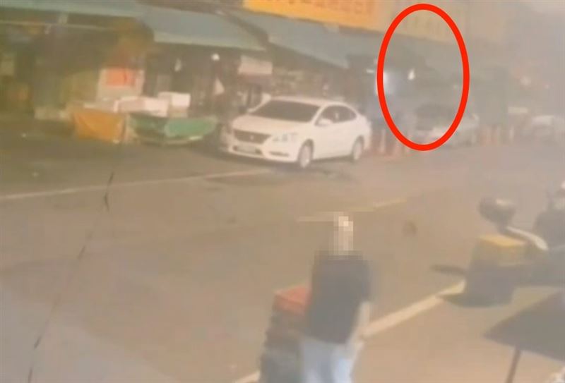 起火的攤販疑似冒出火光。（圖／民眾提供）