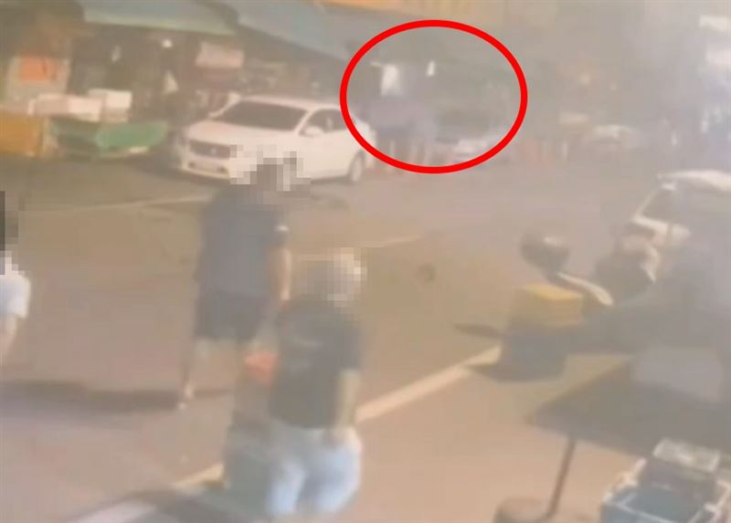 民眾上前協助滅火。（圖／民眾提供）